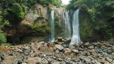 Gezginler, Kosta Rika 'daki bereketli orman kayalıklarının oradaki devasa Nauyaca Şelalelerini keşfediyorlar..