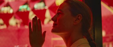 Kadın almak istediği lüks şeylere bakarken özlemle gülümsüyor..