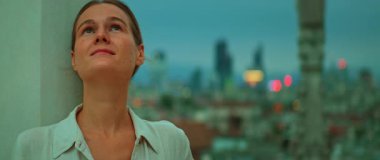 İtalya 'daki Duomo di Milano Katedrali' nin çatı katından akşam manzarasına hayran bir kadın.