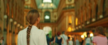 Milano şehir merkezinde zarif bir alışveriş merkezinde gezen turist kadın..