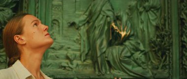 Kadın ziyareti sırasında Milan Katedrali 'nin bronz kapısına bakıyor..