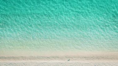 Yunanistan 'da yaz güneşli bir günde temiz turkuaz suyu bulunan el değmemiş plaj havasının tepesinde..