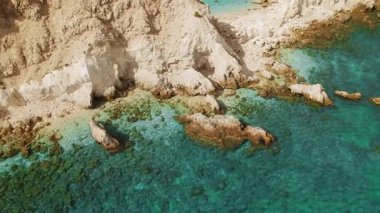 Yunan adası Kefalonya 'da kayalık kıyı şeridine ulaşan açık sığ sular.