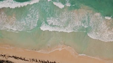 Turkuaz deniz manzarası Tulum plajı boyunca sahile çarpıyor, Meksika.