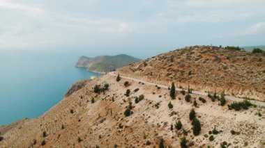 Yaz günü Yunanistan 'ın Kefalonia Adası' ndaki uçurum kenarındaki dağ yolunun hava manzarası.