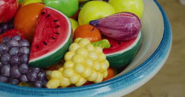 Bir yaz günü İtalya 'daki yerel dükkanları gezerken görülen bir kasede renkli seramik meyve sergisi.