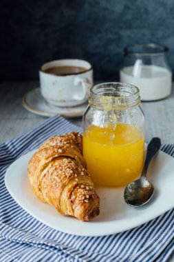 Yaz vitamini diyet salata taze otlar ile. Turuncu yeşil salata.