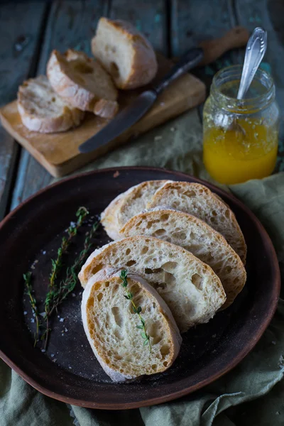 Yaz vitamini diyet salata taze otlar ile. Turuncu yeşil salata.