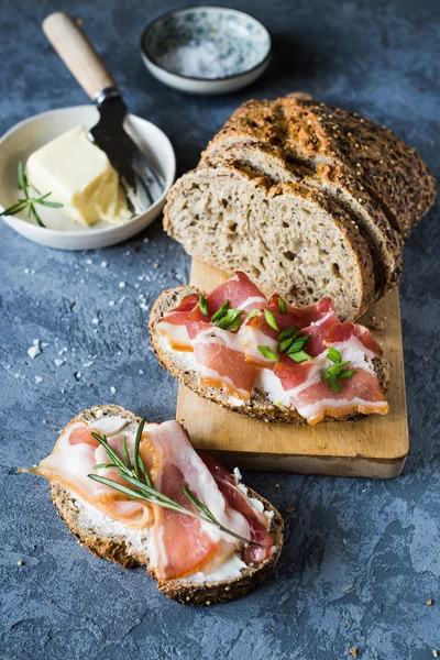 Yaz vitamini diyet salata taze otlar ile. Turuncu yeşil salata.