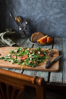 Yaz vitamini diyet salata taze otlar ile. Turuncu yeşil salata.