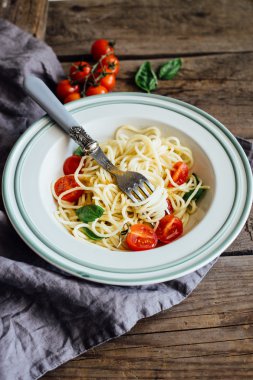 tomaoes makarna salatası