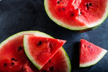 karpuz koyu arka plan üzerinde