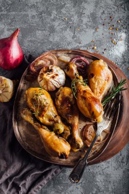 Kızarmış tavuk budu ve sebze.