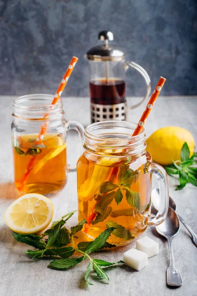 Chá com fatias de limão e hortelã — Fotografia de Stock