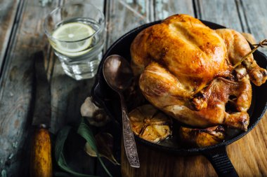 Akşam yemeği için pişmiş tavuk