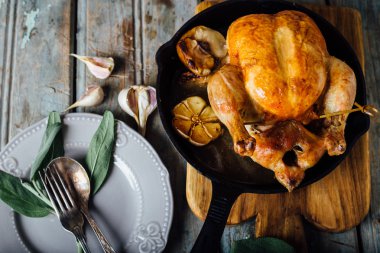 Akşam yemeği için pişmiş tavuk