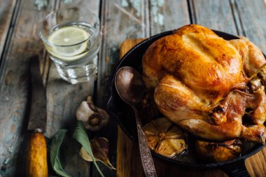 Akşam yemeği için pişmiş tavuk