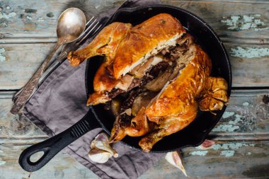 Akşam yemeği için pişmiş tavuk