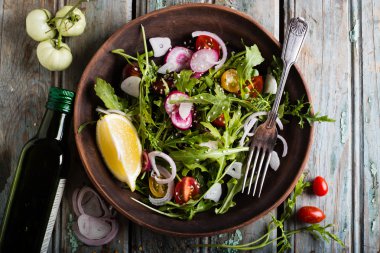 Taze sebze salatası.