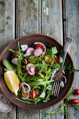 Taze sebze salatası.