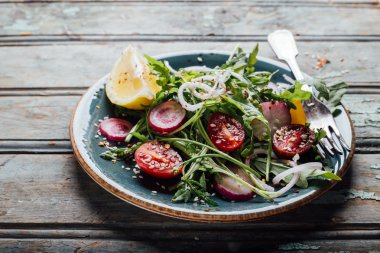 Taze sebze salatası.
