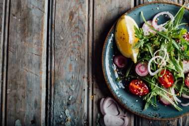 Taze sebze salatası.