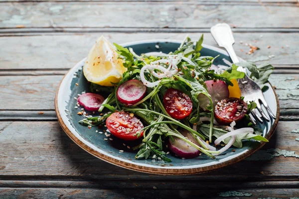 Frischer Gemüsesalat — Stockfoto