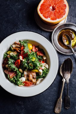 Domuz eti, beyaz peynir, fındık, domates ve grapefrut ile sebze salatası. 