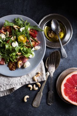 Domuz eti, beyaz peynir, fındık, domates ve grapefrut ile sebze salatası. 