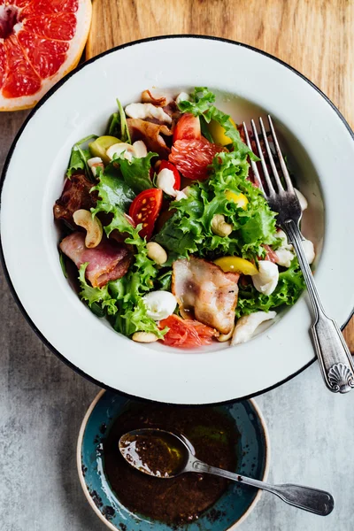 Salada de legumes com bacon, queijo feta, nozes, tomates e toranja . — Fotografia de Stock