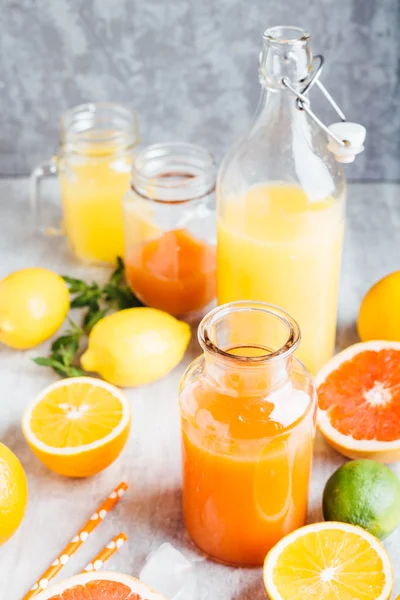 Naranja fresca y zumo de pomelo . —  Fotos de Stock