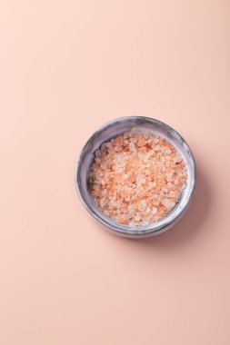 Seramik kasede pembe tuz. Himalaya tuzu pembe arka planda
