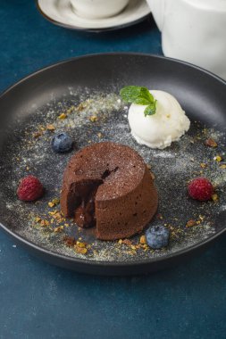 Vanilyalı dondurma ve böğürtlenli çikolatalı şeker. Restoran servisi.