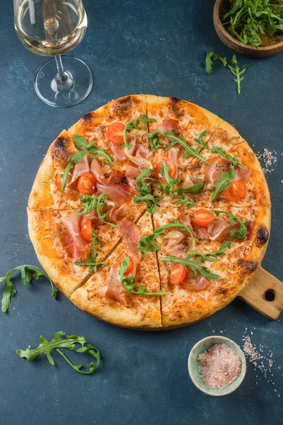 Pizza Prosciutto Val Arugulával Paradicsommal Stock Fotó