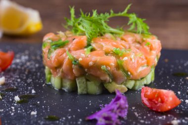 Salata tartar, somon, salatalık ve avokado. Restoran servisi.