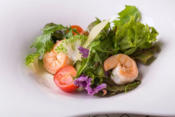 Salada Com Ervas Camarões Tomates Cozinha Mediterrânea Serviço Restaurante Imagem De Stock