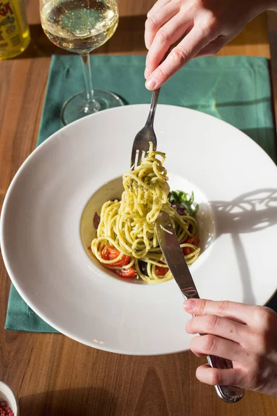 Massa Vegetariana Com Pesto Legumes Serviço Restaurante Mãos Mulher Fotografia De Stock