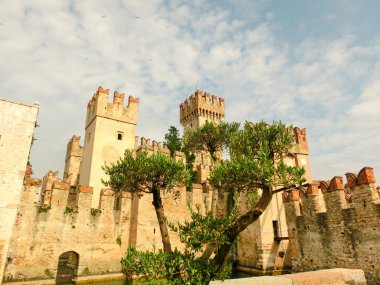 Sirmione 'de, Garda Gölü' ndeki Scaliger Kalesi.