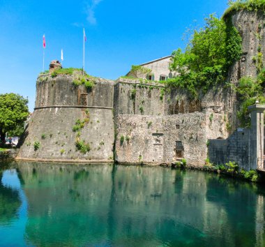 Karadağ 'daki eski Kotor kalesi. Kule ve duvar