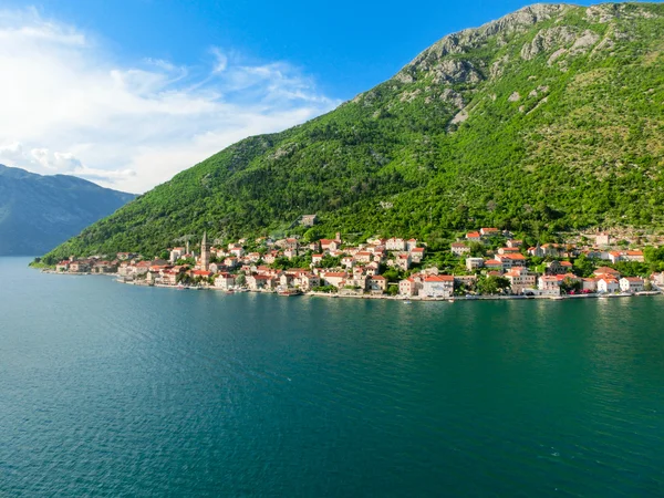 Dorp Perast op kust van Boka Kotor bay in Montenegro — Stockfoto