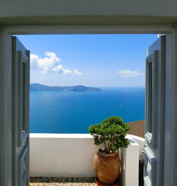 Schöner Meerblick vom Balkon. Santorini-Insel, Griechenland. — Stockfoto