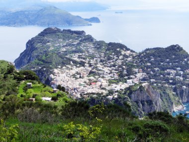 Capri Adası, İtalya Panoraması. Capri Napoli yakınındaki tiren Denizi'nde bir adadır.