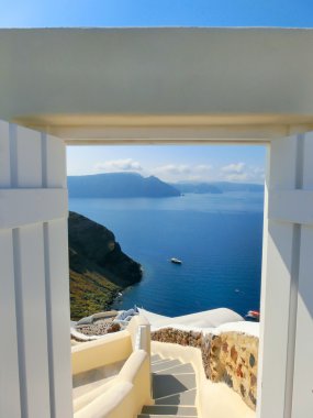 Güzel Deniz Manzaralı açık kapısı. Santorini Island, Yunanistan.