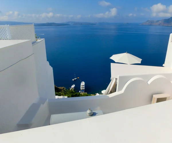 Vue sur la mer depuis le village d'Oia de l "île de Santorin en Grèce — Photo