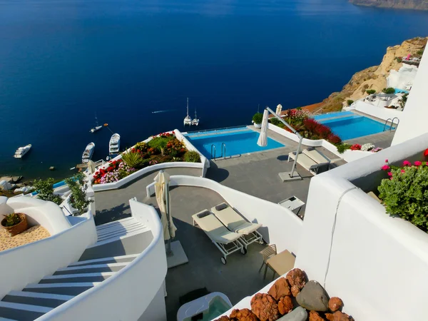 Vista para o mar da aldeia de Oia da ilha de Santorini, na Grécia — Fotografia de Stock