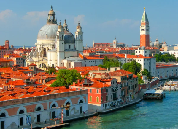 Prachtig uitzicht vanaf Grand Canal op kleurrijke gevels van oude middeleeuwse huizen in Venetië, Italië — Stockfoto