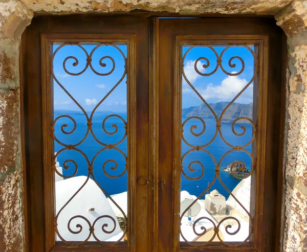 Uitzicht op de zee vanaf de deuren in Oia dorp van Santorini eiland — Stockfoto