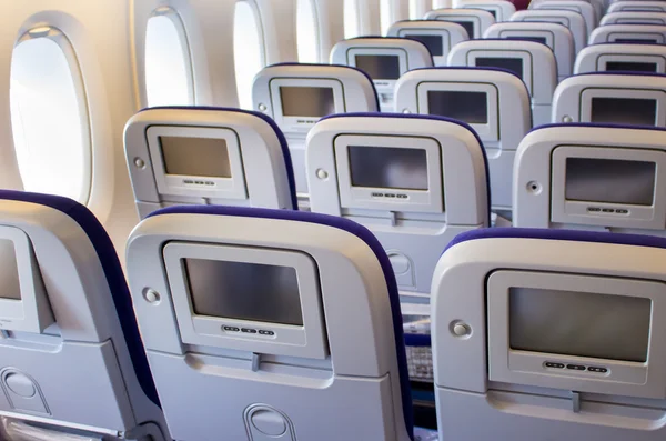El interior del avión de pasajeros con los asientos — Foto de Stock