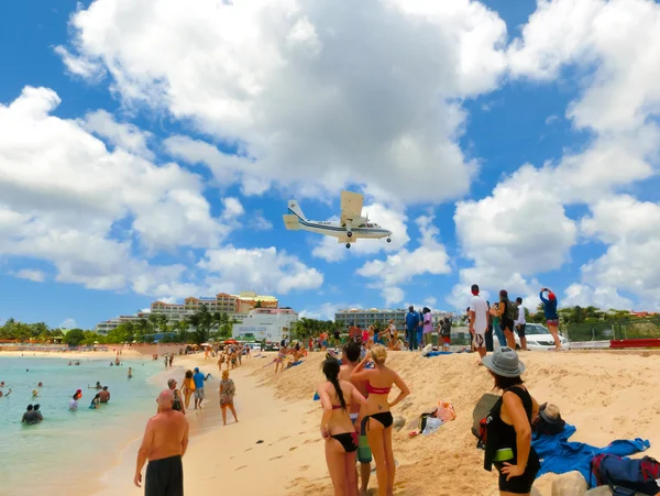 Philipsburg, Sint Maarten - May 14, 2016: The beach at Maho Bay — Stock Photo, Image