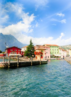 Torbole, İtalya - 21 Eylül 2014: Lake Garda tahta evler, turistler ve tekneler